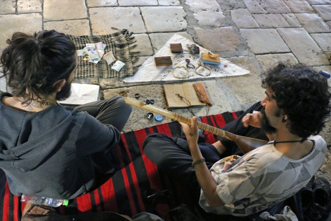İdealleri için yola çıkan iki Türk genci sokaklarda etnik müzik yapıyor